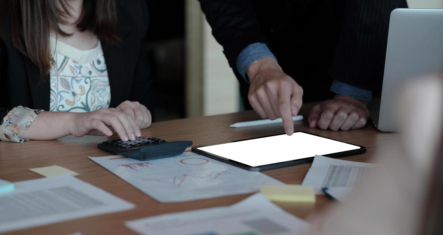 Imagen recortada de la secretaria mujer escribiendo en blanco portátil con pantalla en blanco foto