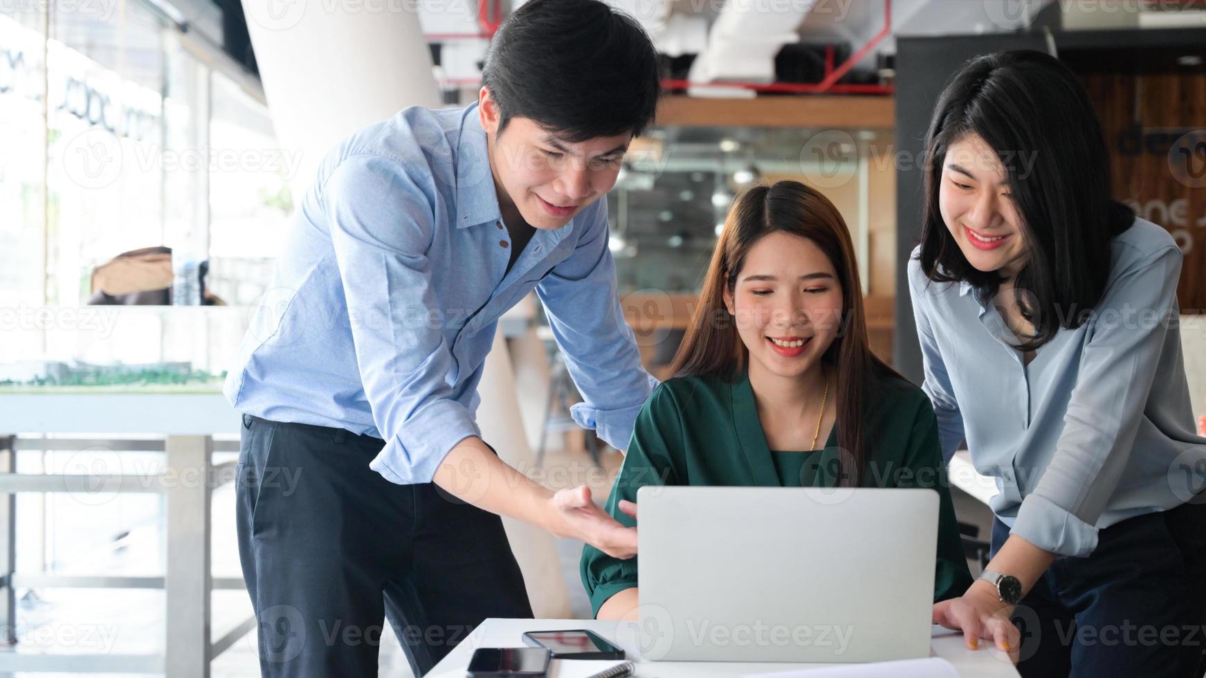 equipo de corretaje de bienes raíces usando laptop con sonrisa, comercio de bienes raíces, conceptos de negocios. foto