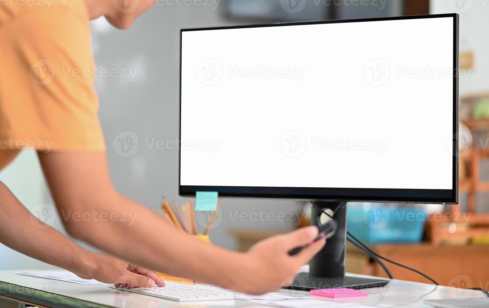 programador usando una computadora de pantalla en blanco de maqueta en un escritorio de programación. foto