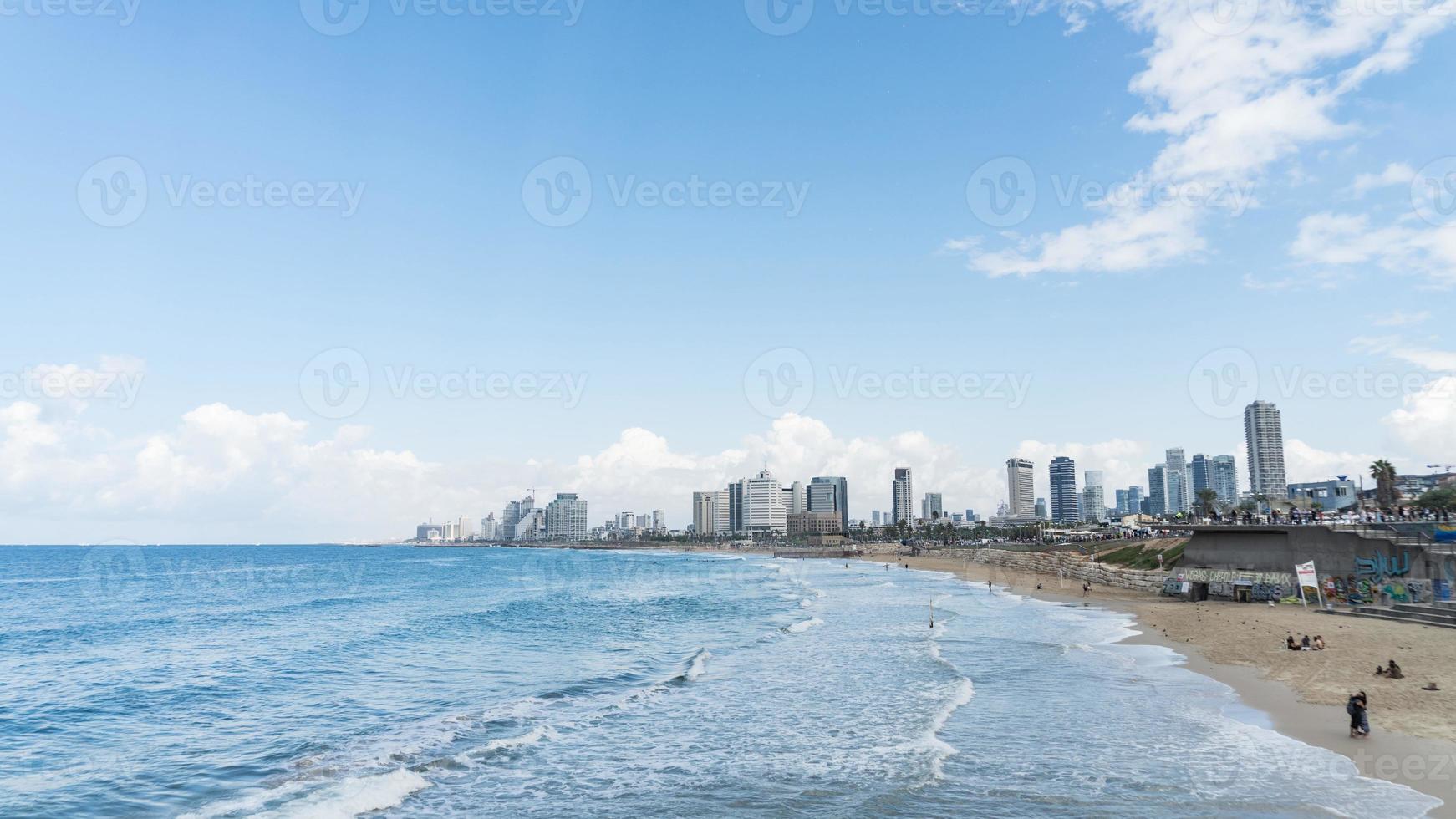 paisaje marino y rascacielos en el fondo en tel aviv, israel. foto