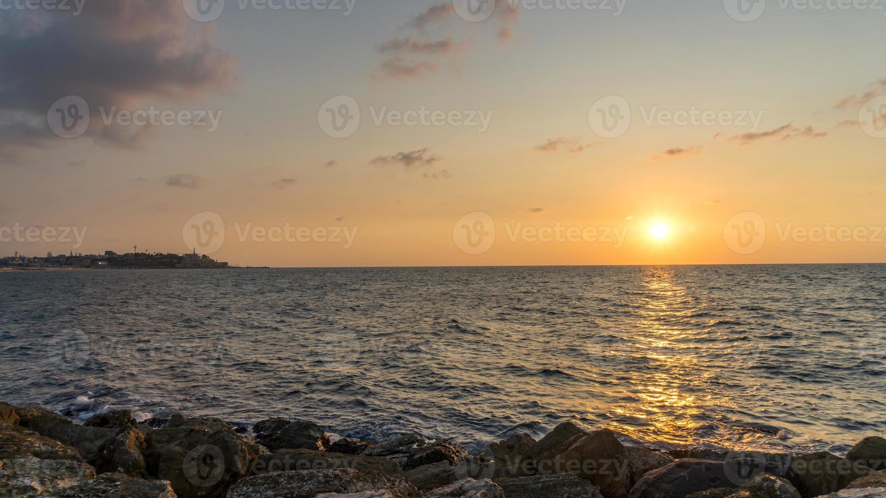 hermosa puesta de sol del mar mediterráneo en la playa en tel aviv israel 2020. foto