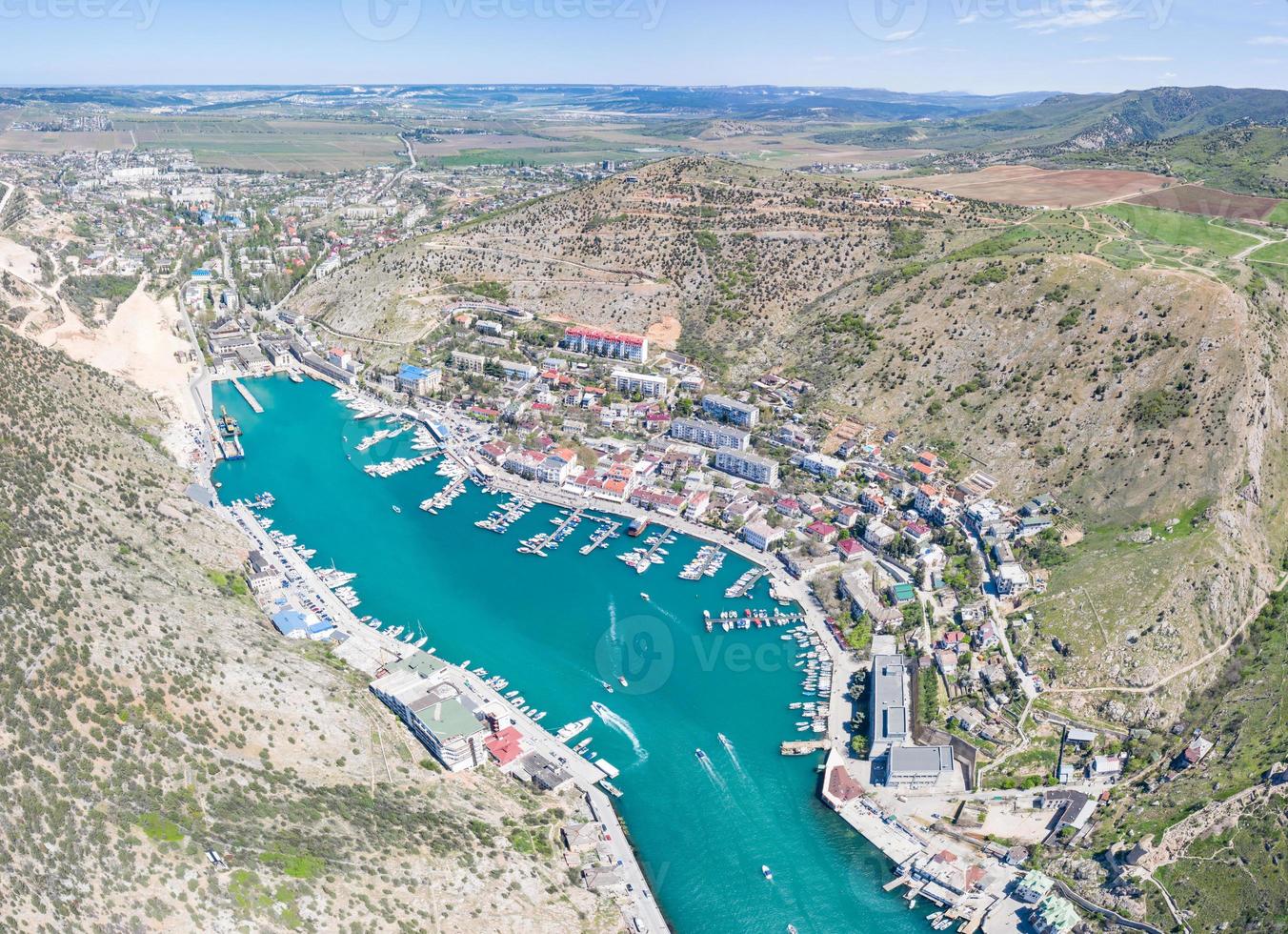 Vista aérea de la bahía y el puerto de Balaklavsky en Crimea foto