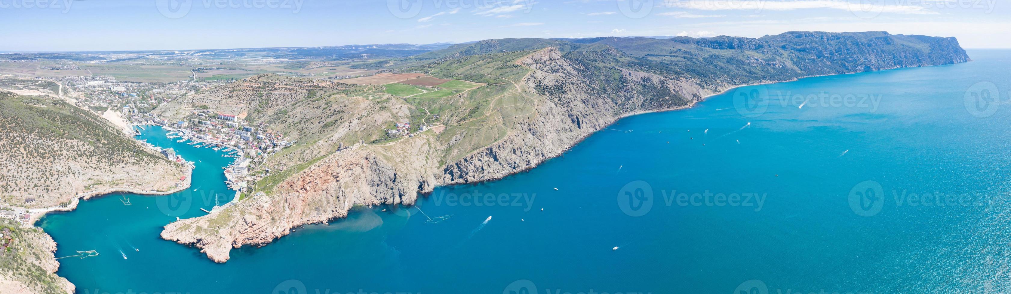 Vista aérea de la bahía y el puerto de Balaklavsky en Crimea foto