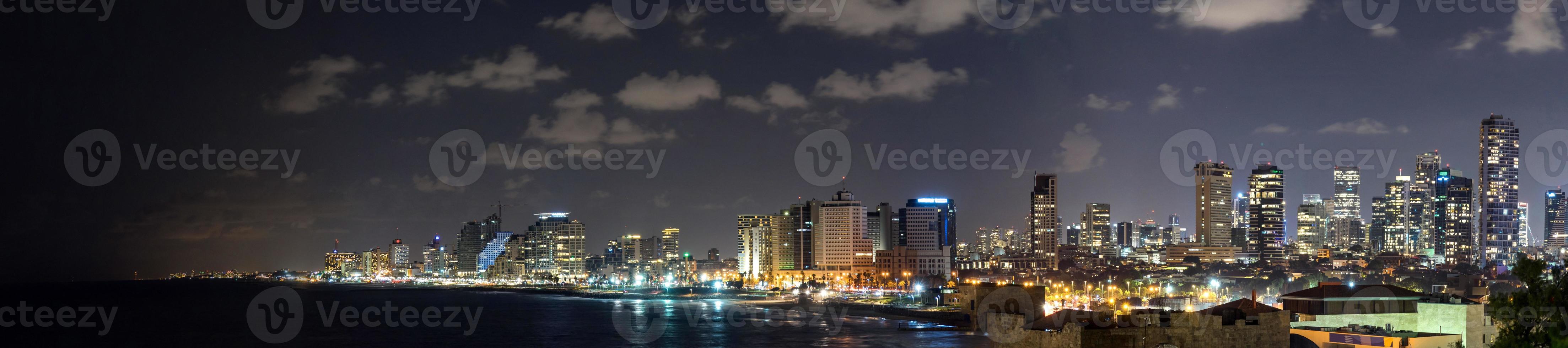 Paisaje marino y rascacielos en el fondo en Tel Aviv, Israel foto