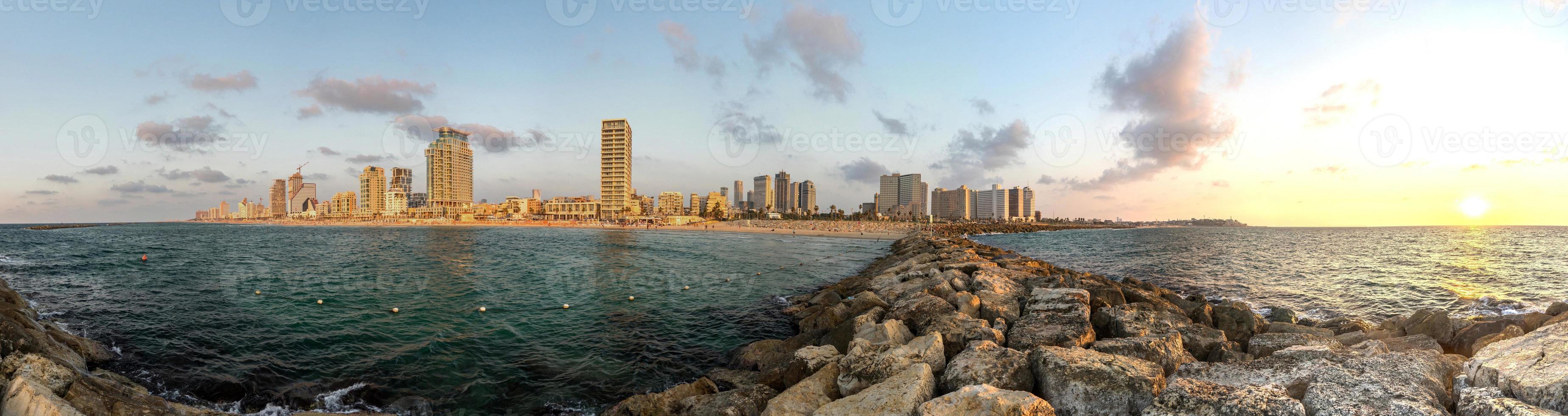 vista panorámica de tel aviv por la noche foto