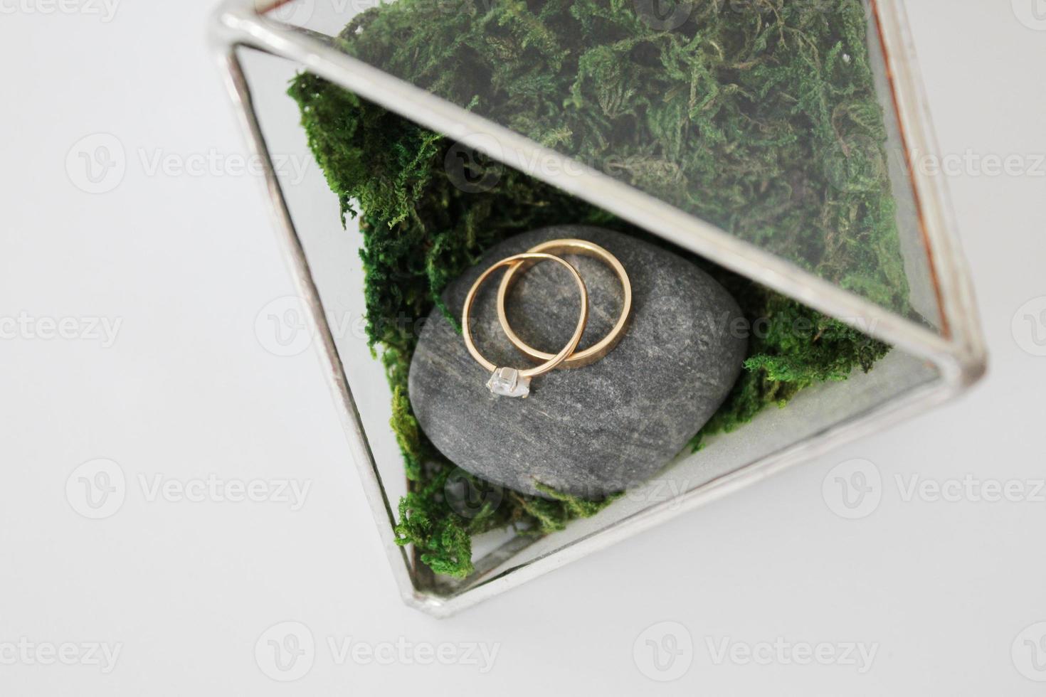 caja escandinava con anillos de boda foto