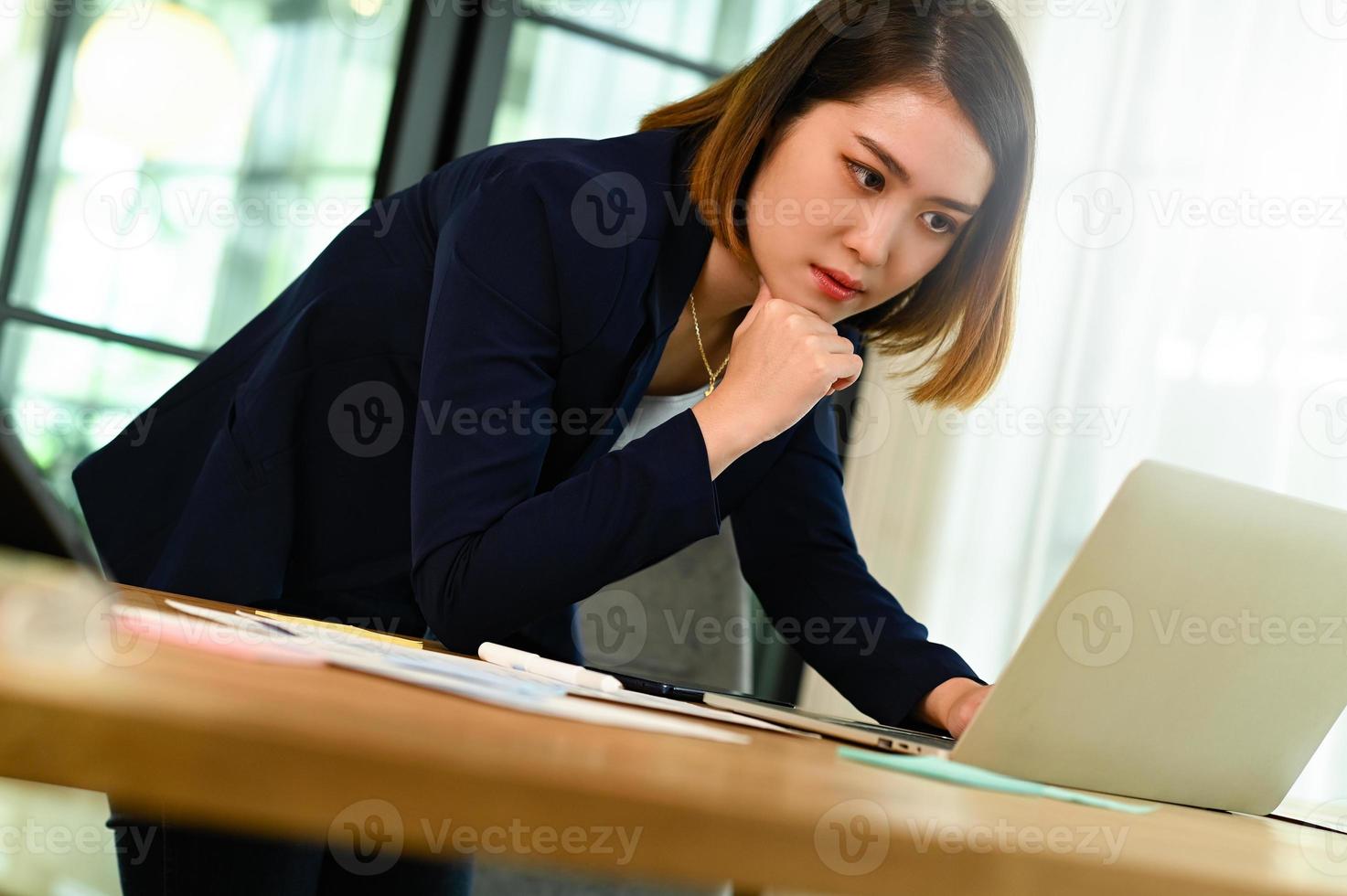 empresarias que trabajan con el portátil en la oficina. foto