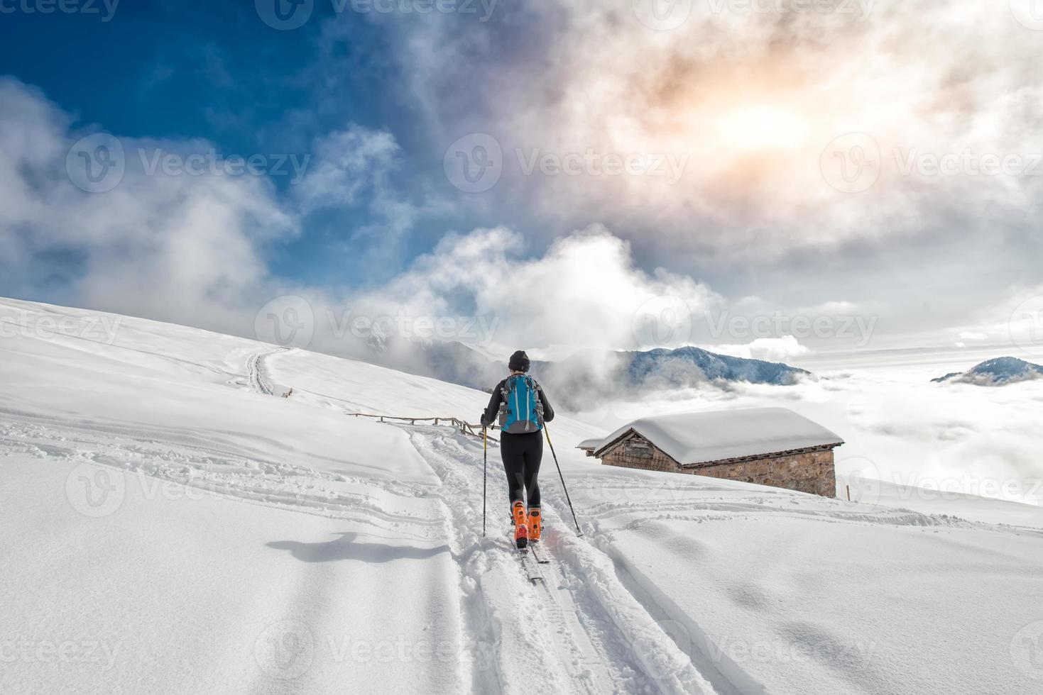 una chica hace esquí de montaña foto