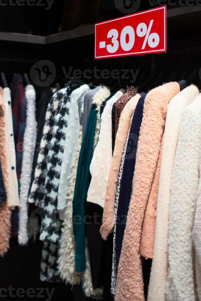 liquidación en descuento con una selección de moda para mujeres foto