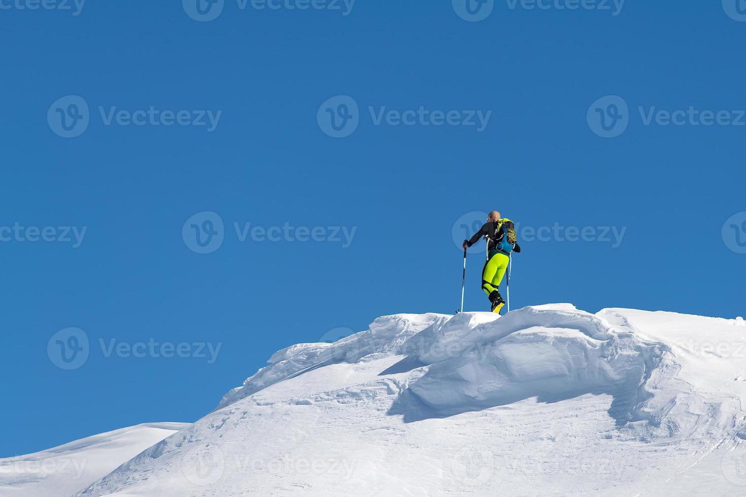 escalar con esquís de montaña y pieles de foca en una loma foto