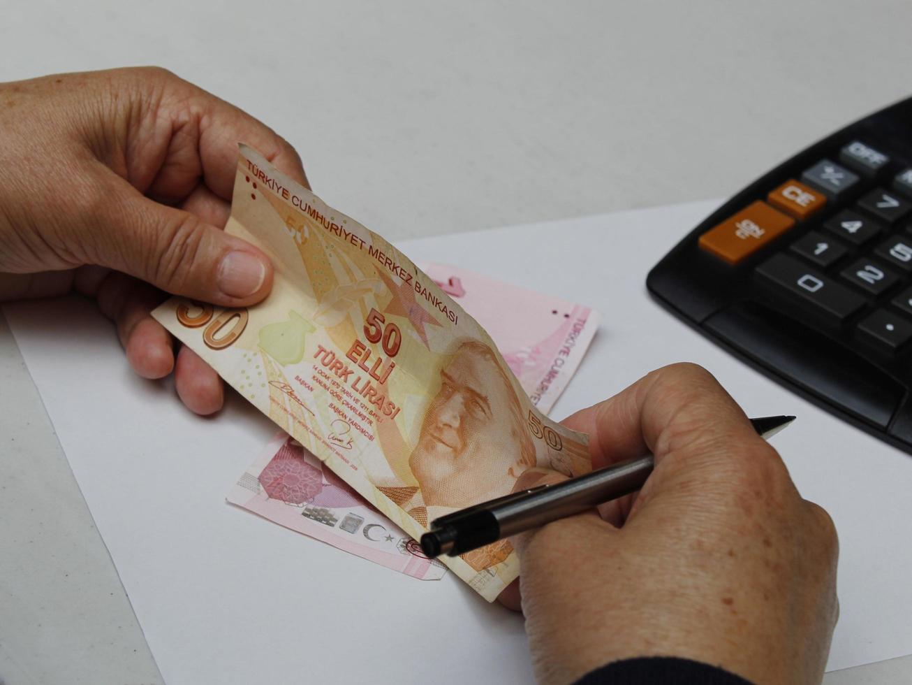 Fotografía para temas económicos y financieros con dinero turco. foto