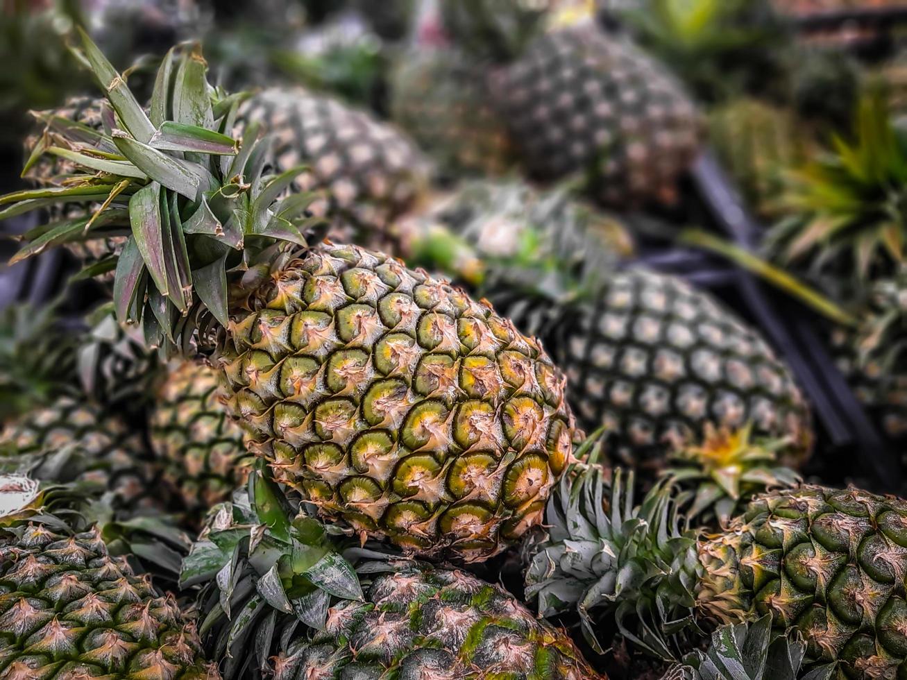 una gran cantidad de fondo de frutas de piña, frutas tropicales a la venta foto