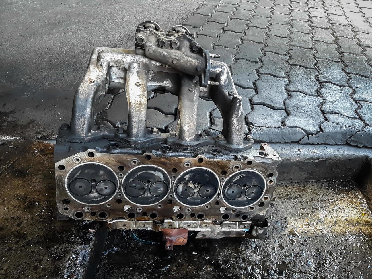 el bloque de cilindros del motor de cuatro cilindros. vehículo de motor desmontado para su reparación. foto