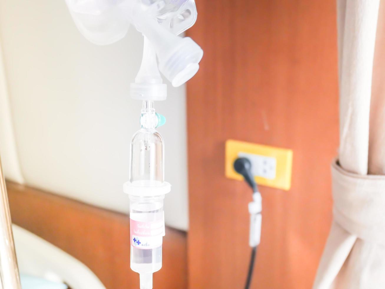 goteo intravenoso con el paciente, concepto médico, tratamiento de emergencia y quimioterapia para el cuidado de la infusión de drogas inyectables foto