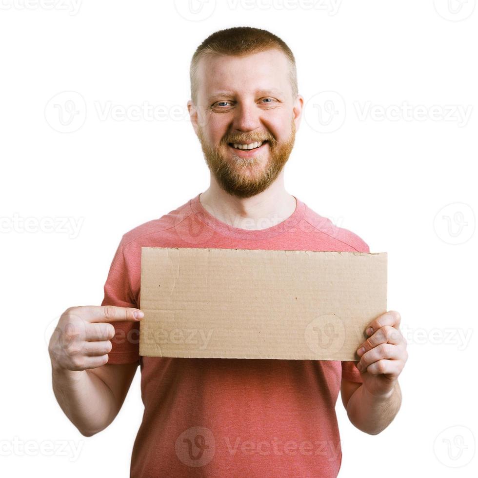 hombre divertido señala con el dedo a la placa foto