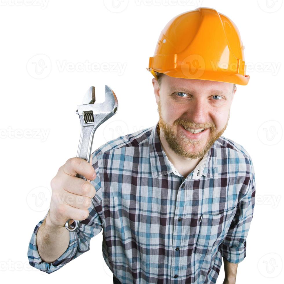 hombre con una llave en un casco foto