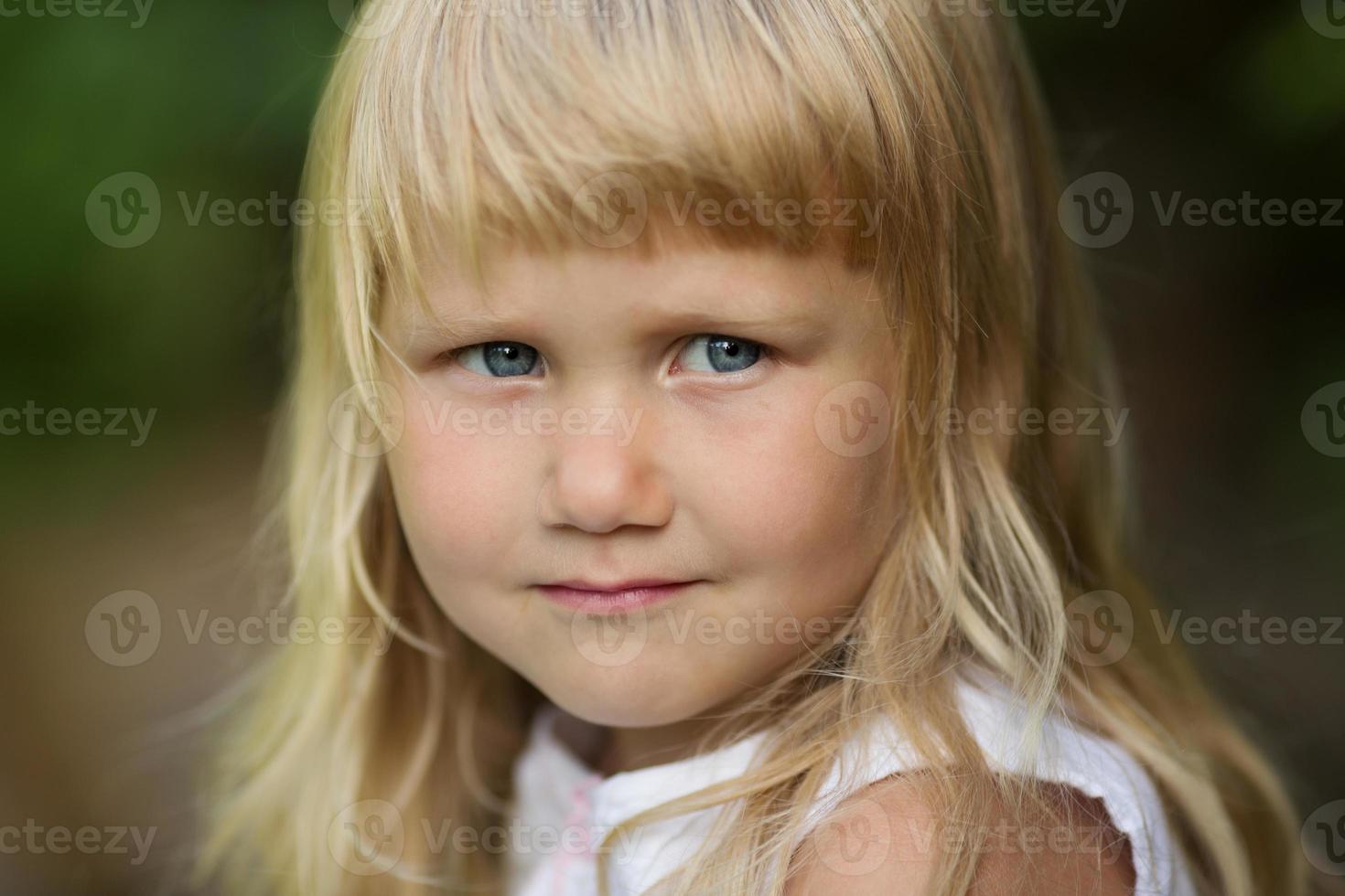 retrato de una niña rubia foto