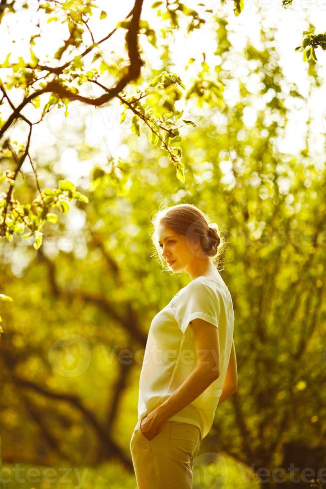 niña feliz de pie en el jardín de verano foto