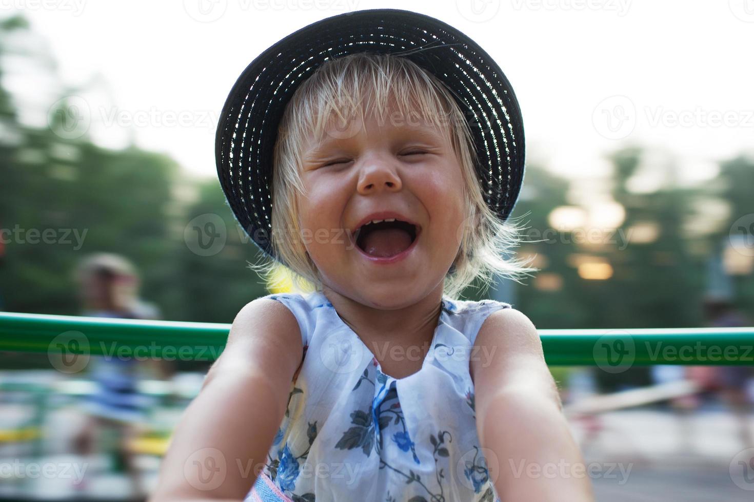 niña riendo alegremente foto