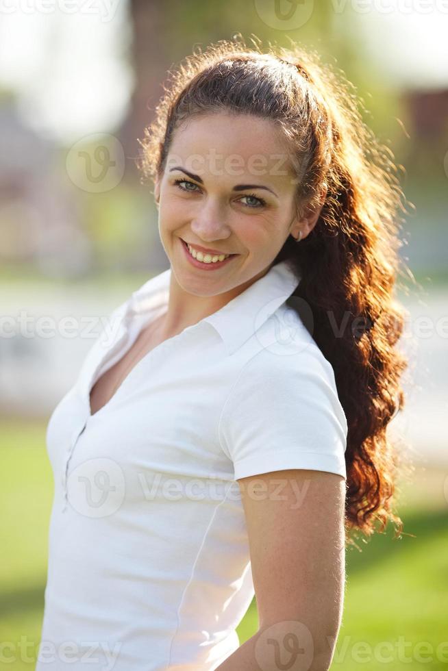 retrato de una mujer joven feliz foto