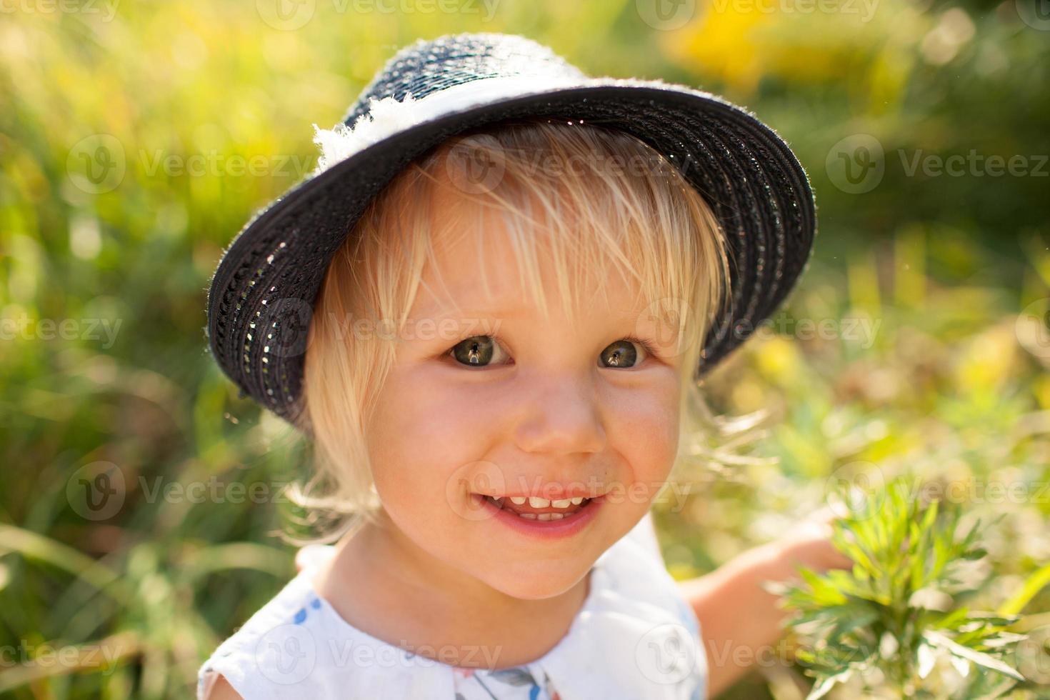 niña rubia con sombrero azul foto