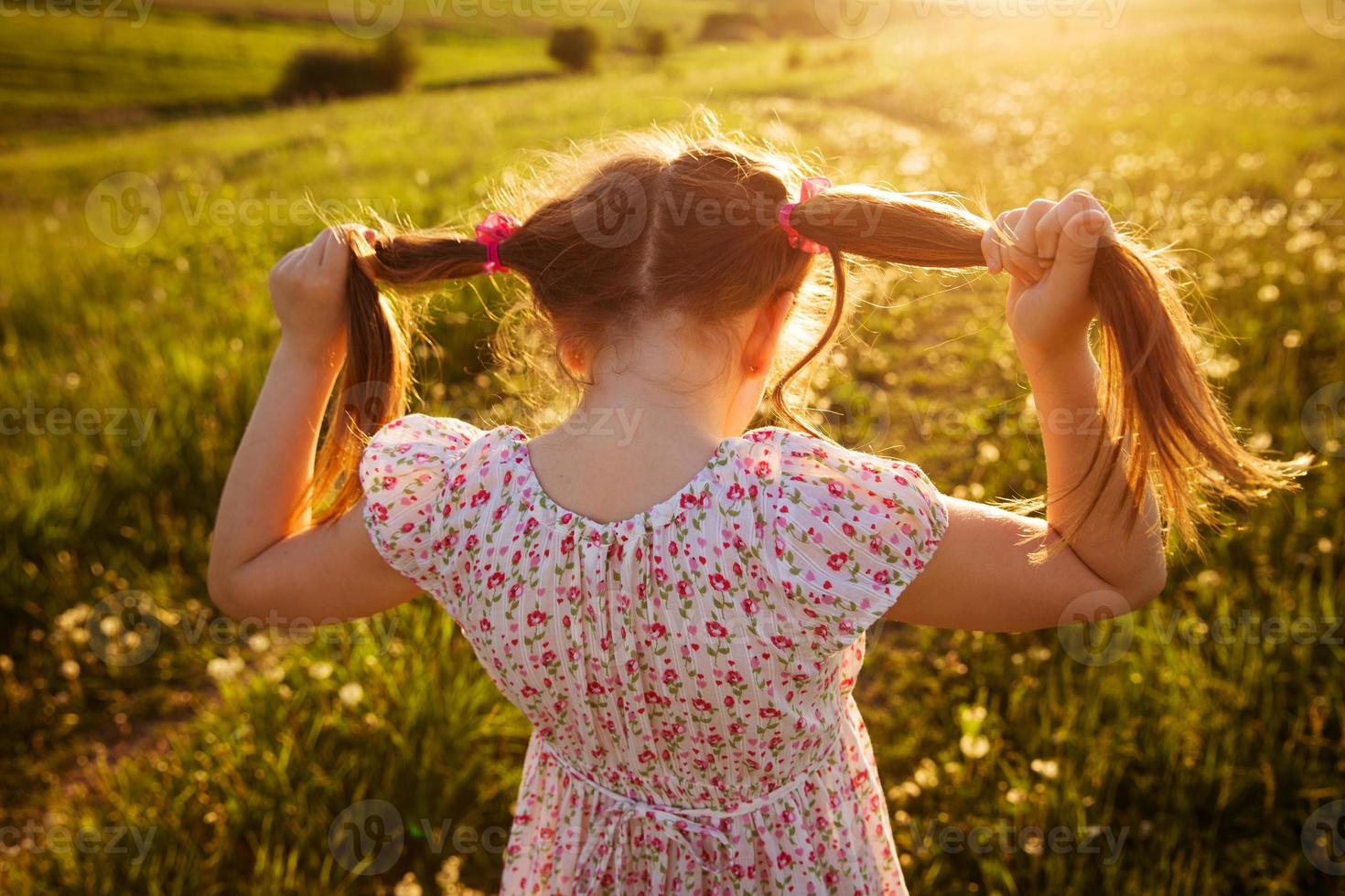 niña con colas de pelo foto