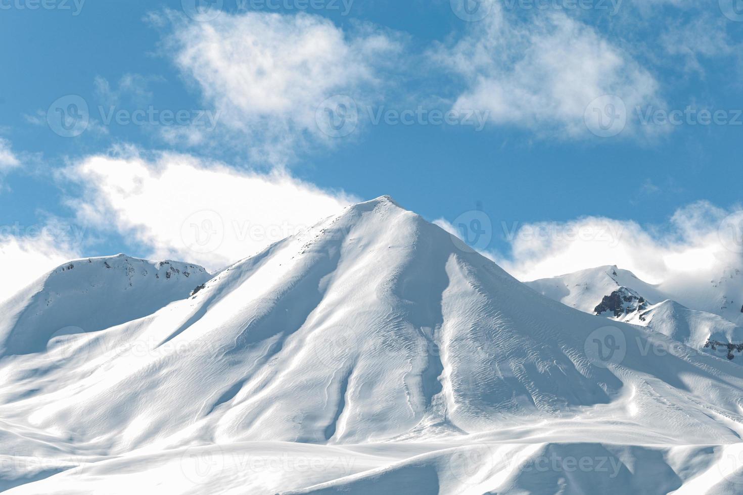 montañas con caminos de esquí de nieve y árboles. foto