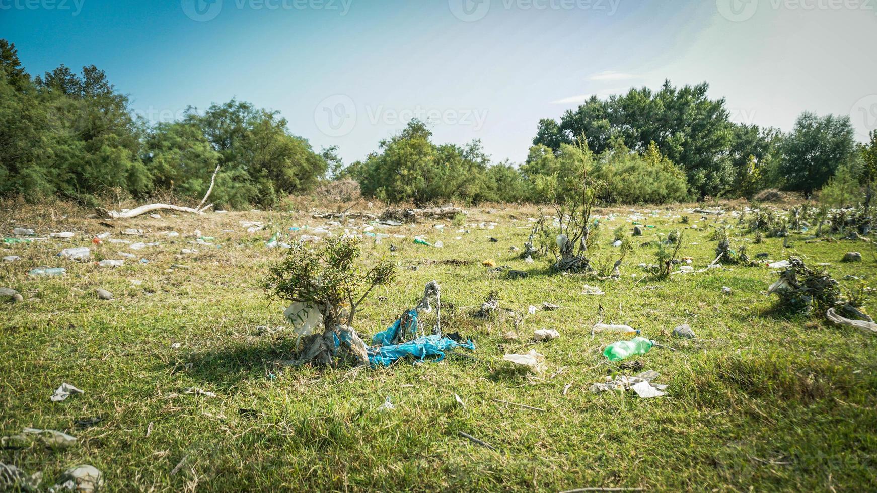 basura junto al río - basura en las orillas del río foto