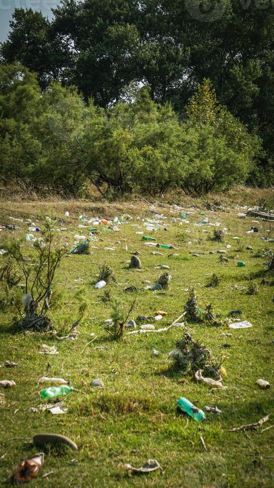 basura junto al río - basura en las orillas del río foto