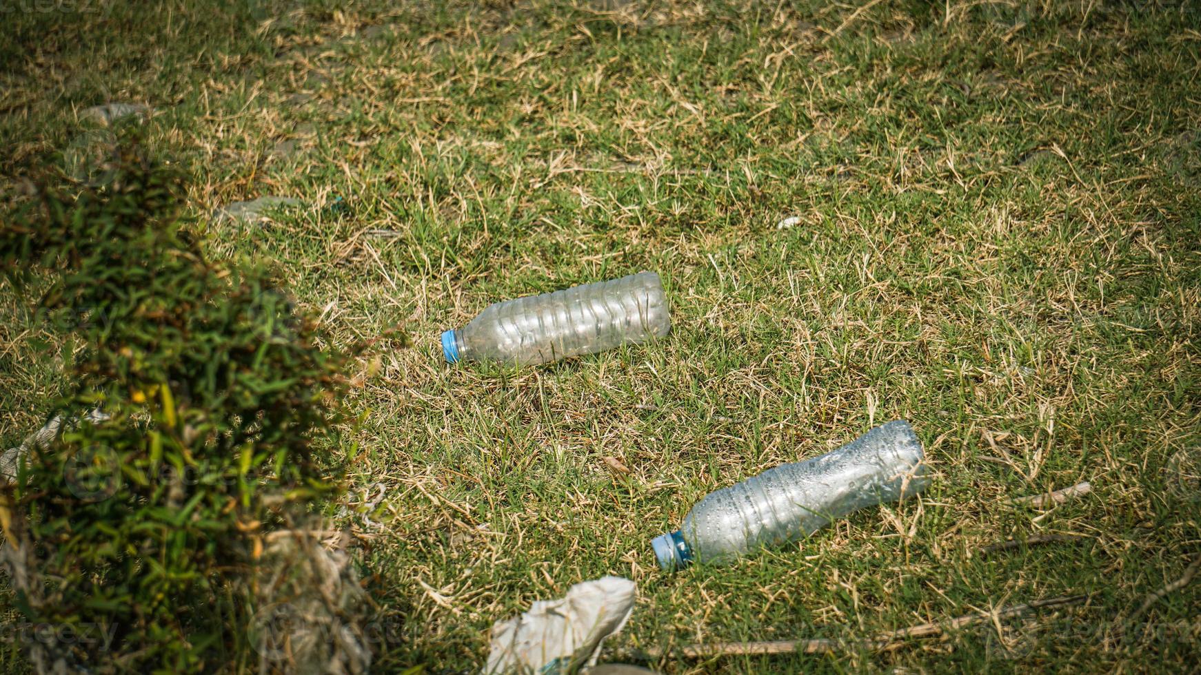 basura junto al río - basura en las orillas del río foto