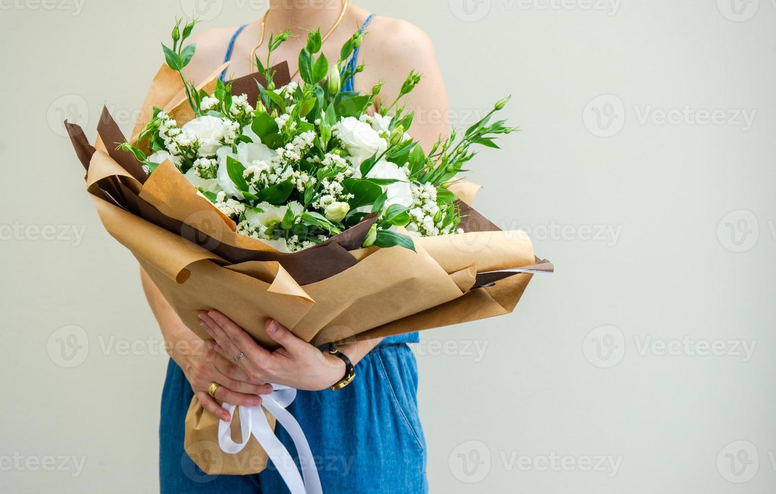 Hermosas flores blancas de eustoma en ramo. foto