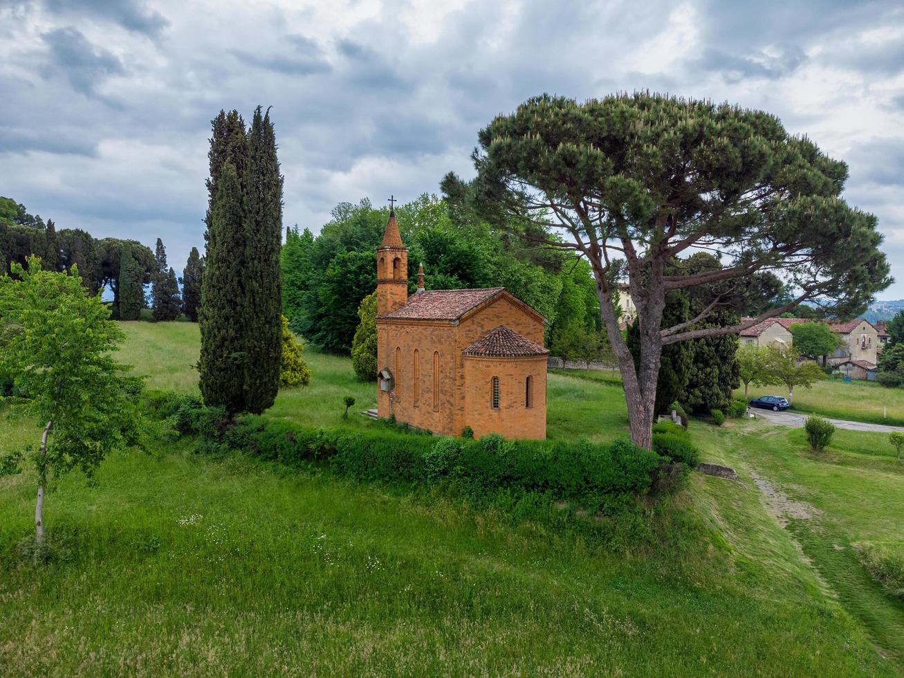 drone vista de la iglesia roja de pomelasca foto