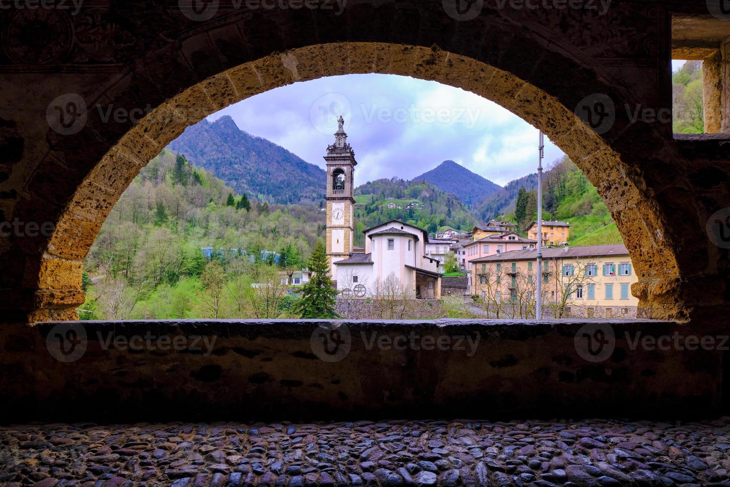 Vista panorámica de la antigua iglesia desde una impresionante calle porticada foto