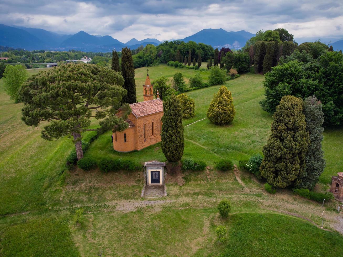 drone vista de la iglesia roja de pomelasca foto