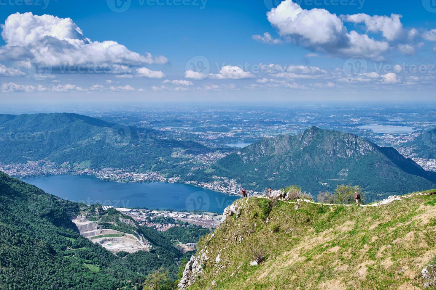 Hombres caminando en la cima de la montaña con un hermoso panorama en segundo plano. foto