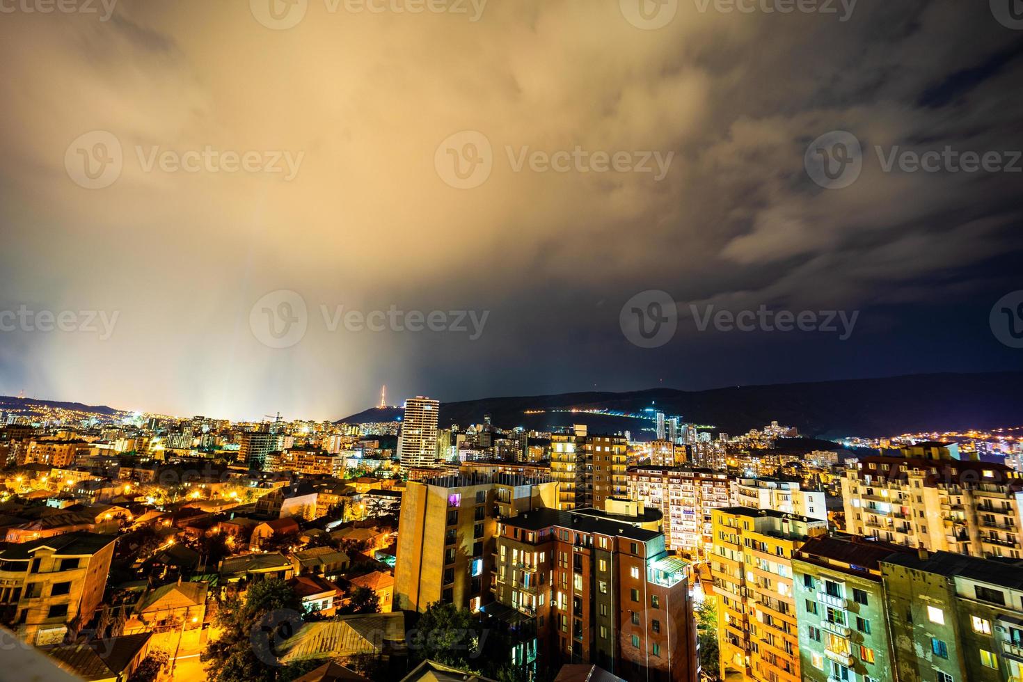 cielo espectacular con iluminación en tbilisi foto