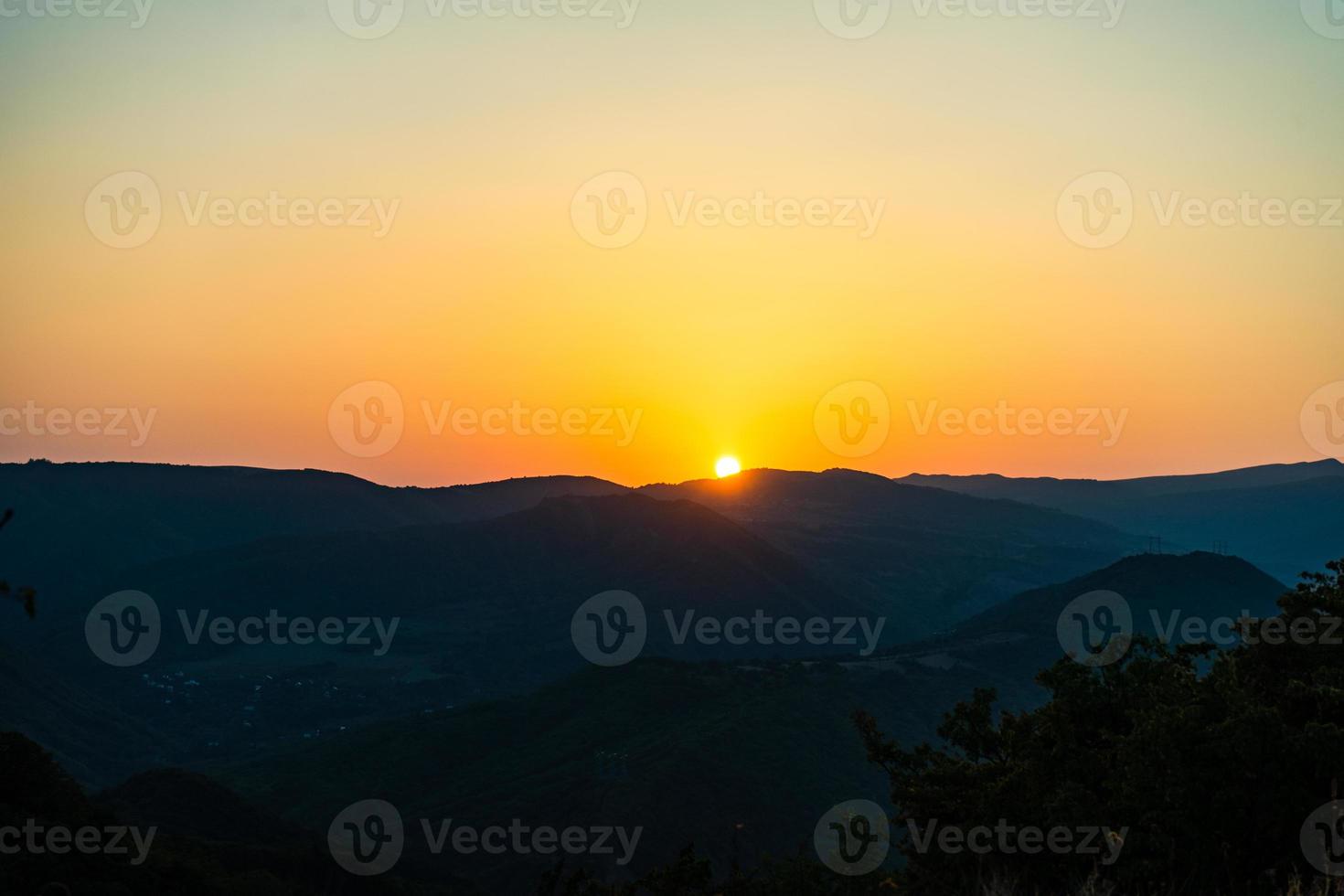 puesta de sol en la montaña del cáucaso foto