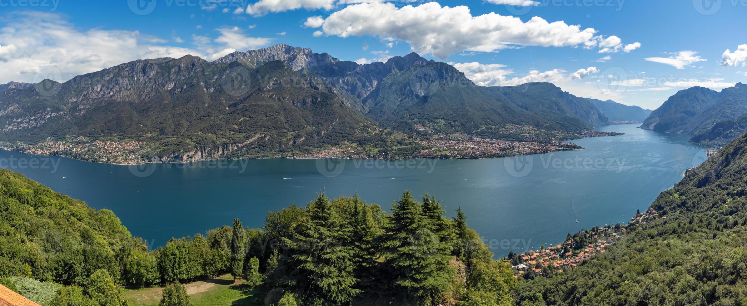 vista de ángulo alta, de, lago de como foto