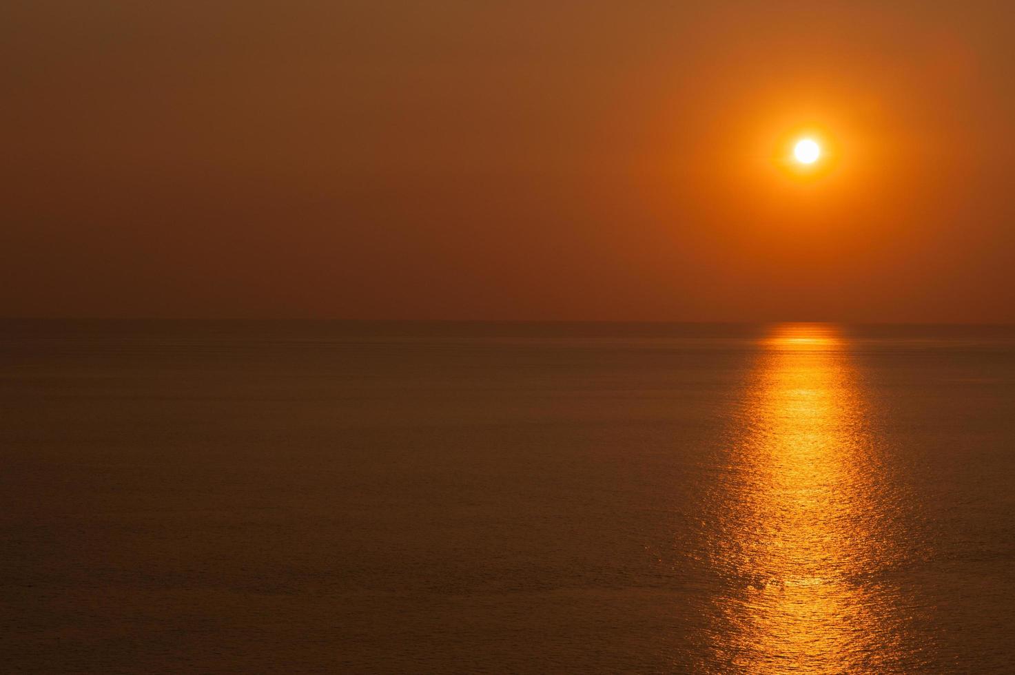 paisaje de belleza con puesta de sol dorada sobre el fondo del mar foto