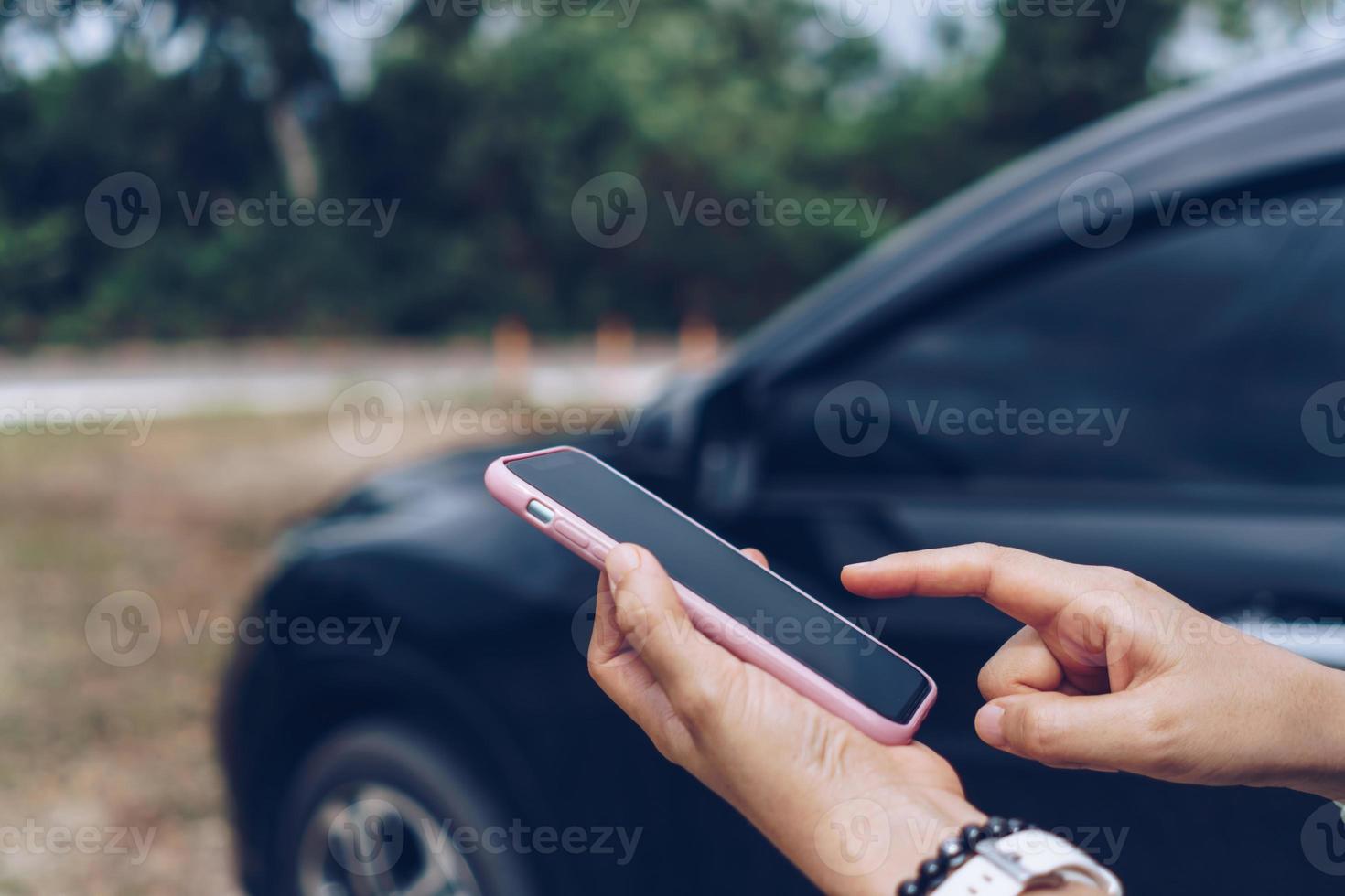 mano de mujer con teléfono inteligente para hacer negocios, redes sociales, comunicación con vistas a la ciudad. foto