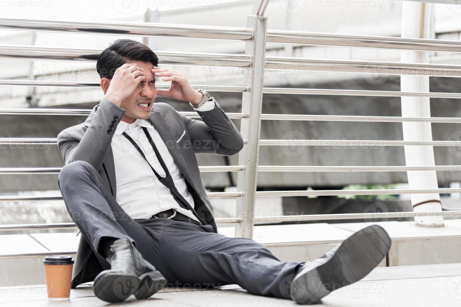 El empresario tiene dolor de cabeza y estresado, concepto desempleado, concepto en quiebra, concepto insalubre foto