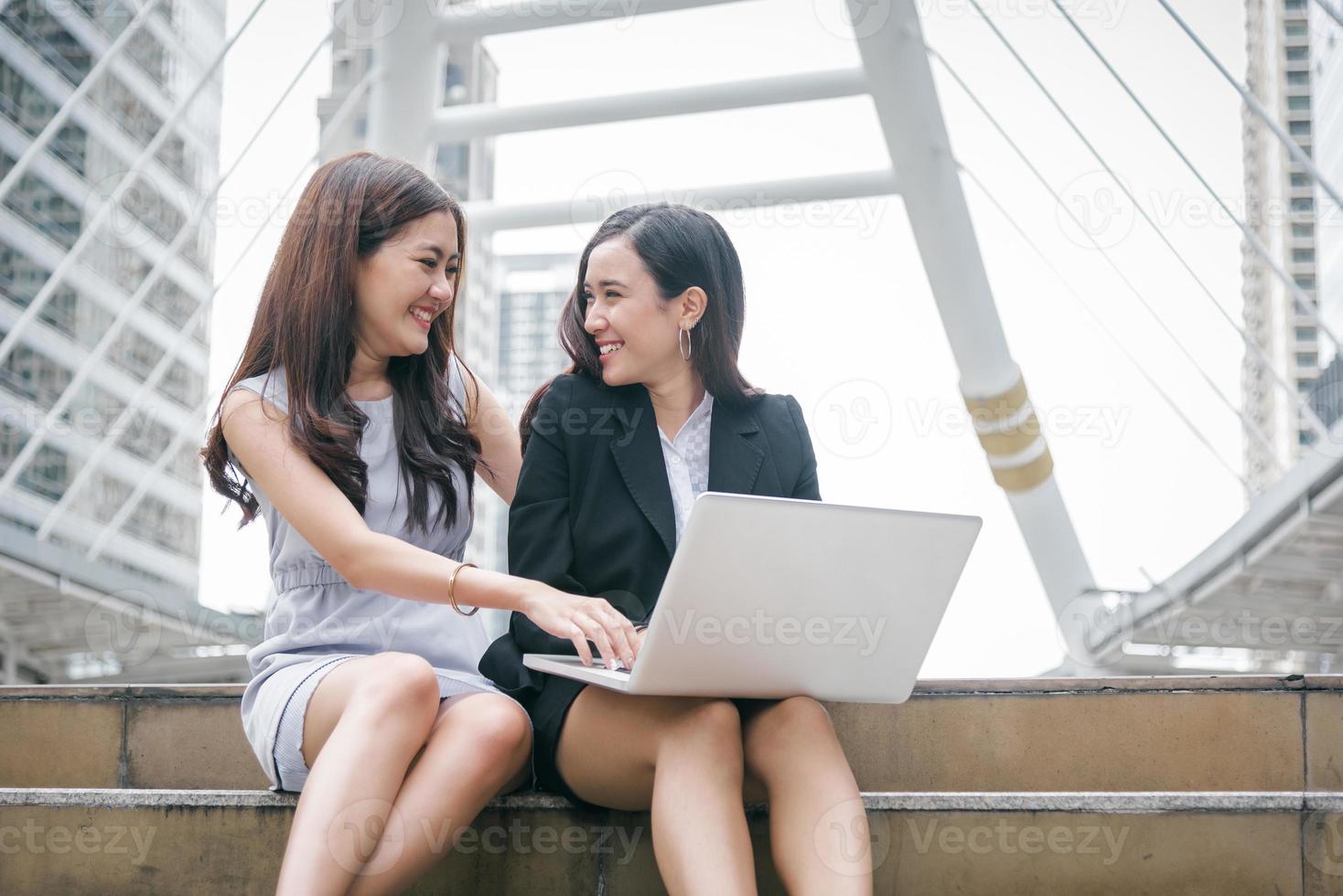 dos mujeres empresarias que trabajan en la computadora portátil con feliz emoción divertida. reunión de cooperación de trabajo en equipo de colaboración de tecnología de empleados de oficina de negocios. interacción de la comunidad de marketing y finanzas foto