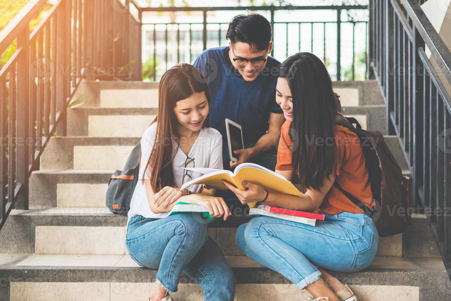 Grupo de estudiantes universitarios asiáticos que usan tableta y teléfono móvil fuera del aula. concepto de aprendizaje de la felicidad y la educación. volver al concepto de escuela. tema de adolescentes y personas. tema al aire libre y tecnología. foto