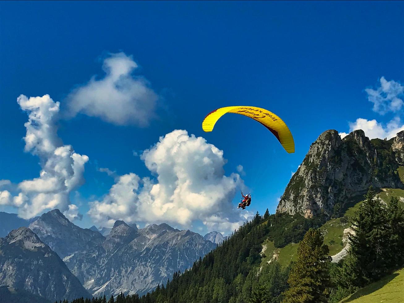 parapente en los alpes alrededor del lago achensee y las montañas rofan foto