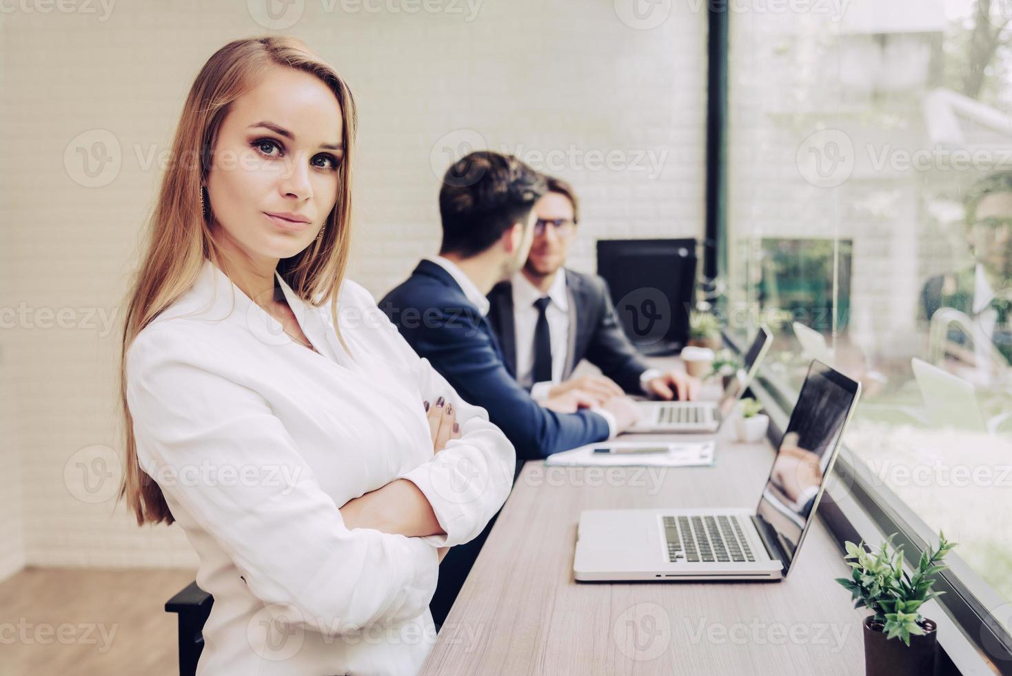 mujer de negocios que trabaja con el equipo de negocios por computadora portátil. concepto de belleza y tecnología. tema de dama inteligente y mujer trabajadora. tema de oficina y vida feliz foto