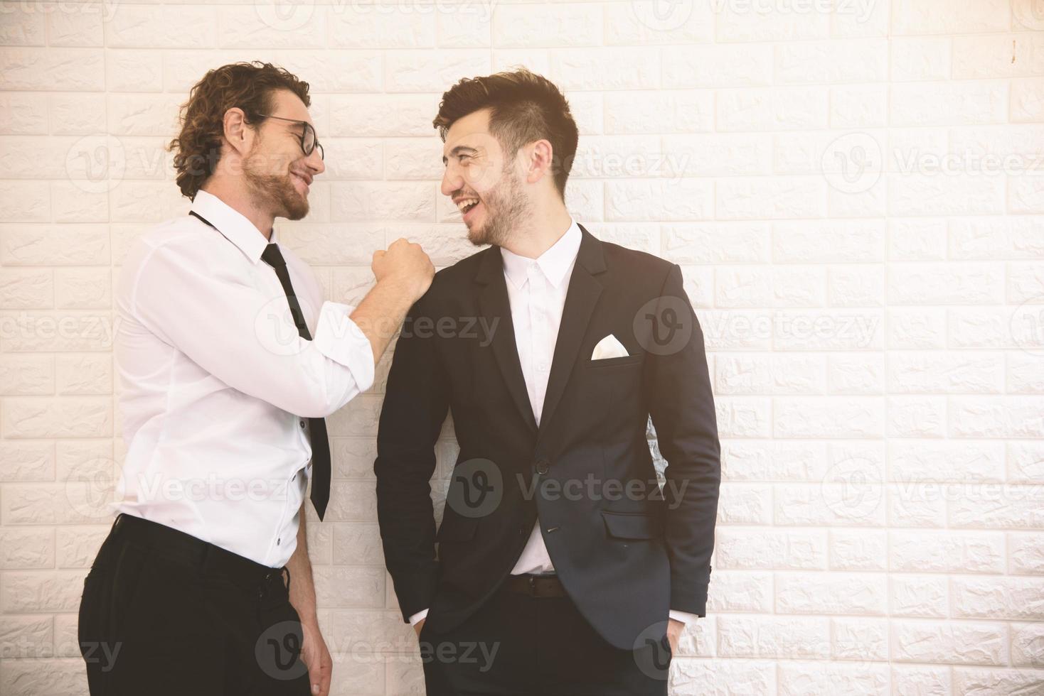 dos jóvenes empresarios inteligentes hablando juntos durante el tiempo libre en el interior. trabajo en equipo de negocios y concepto de compañero de trabajo, concepto de relax. Pinterest de tono suave e instragram como proceso foto