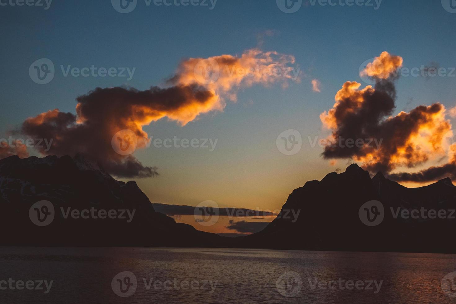 puesta de sol sobre las montañas junto al mar foto