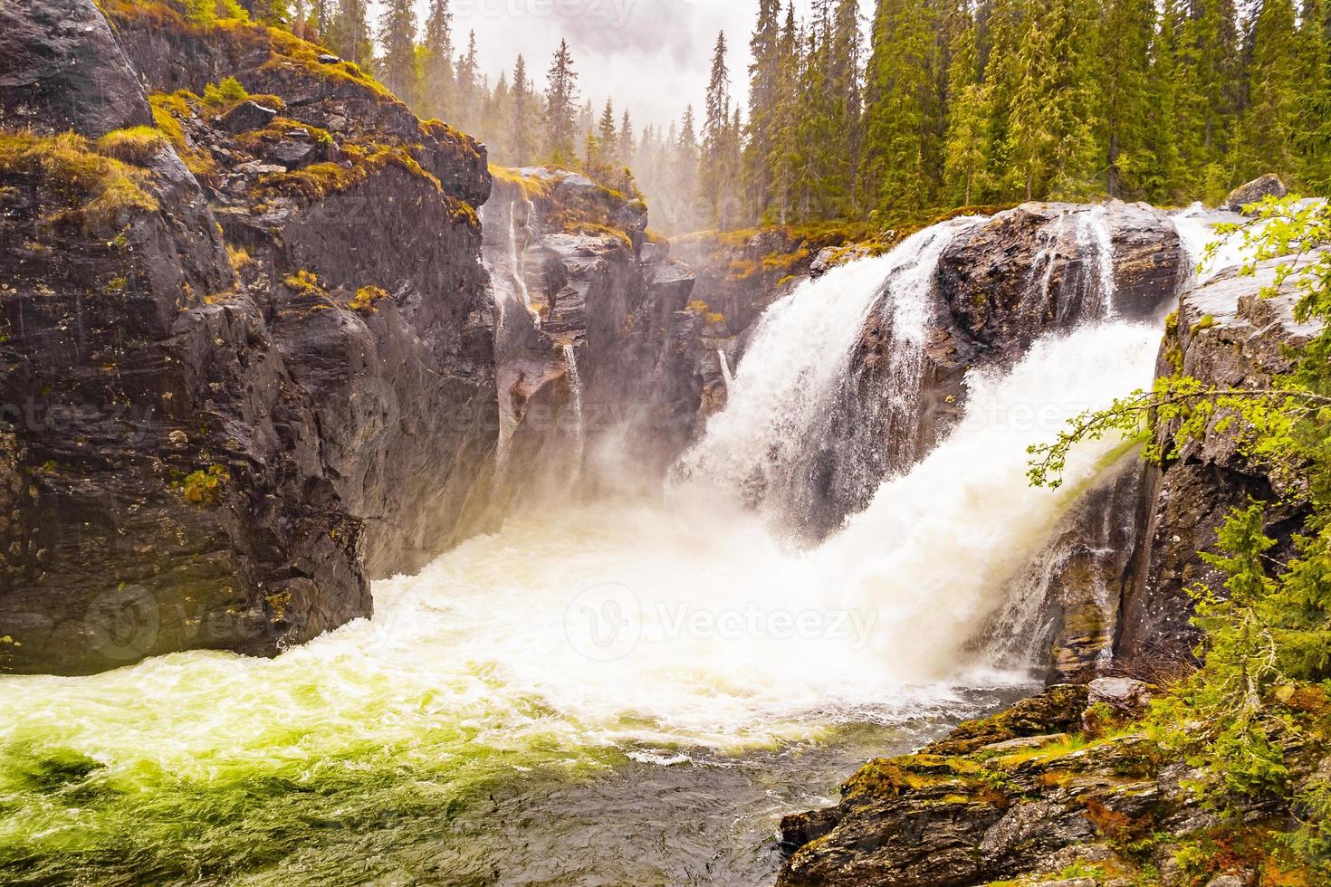 Cascada rjukandefossen en hemsedal viken, Noruega foto