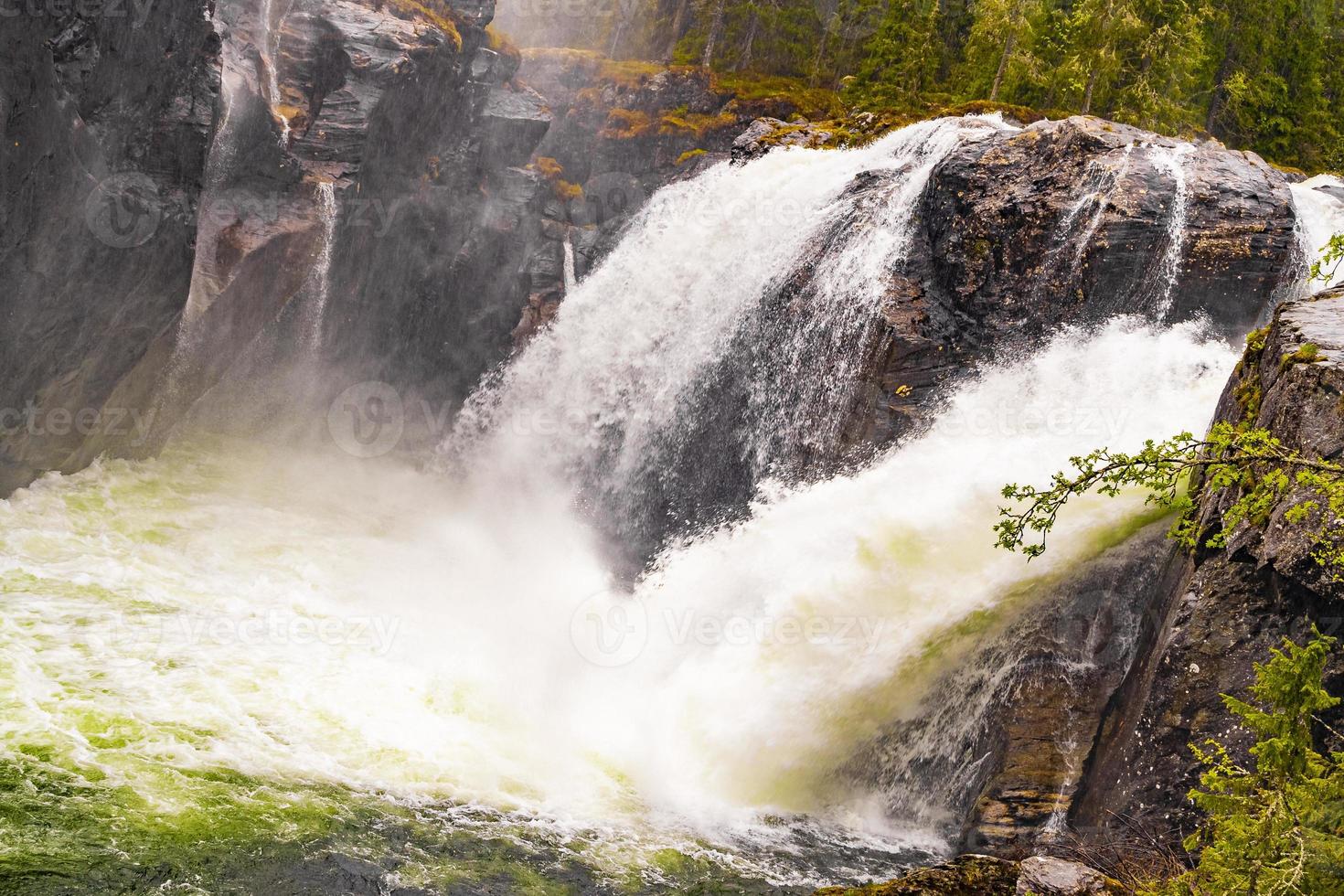 Cascada rjukandefossen en hemsedal viken, Noruega foto