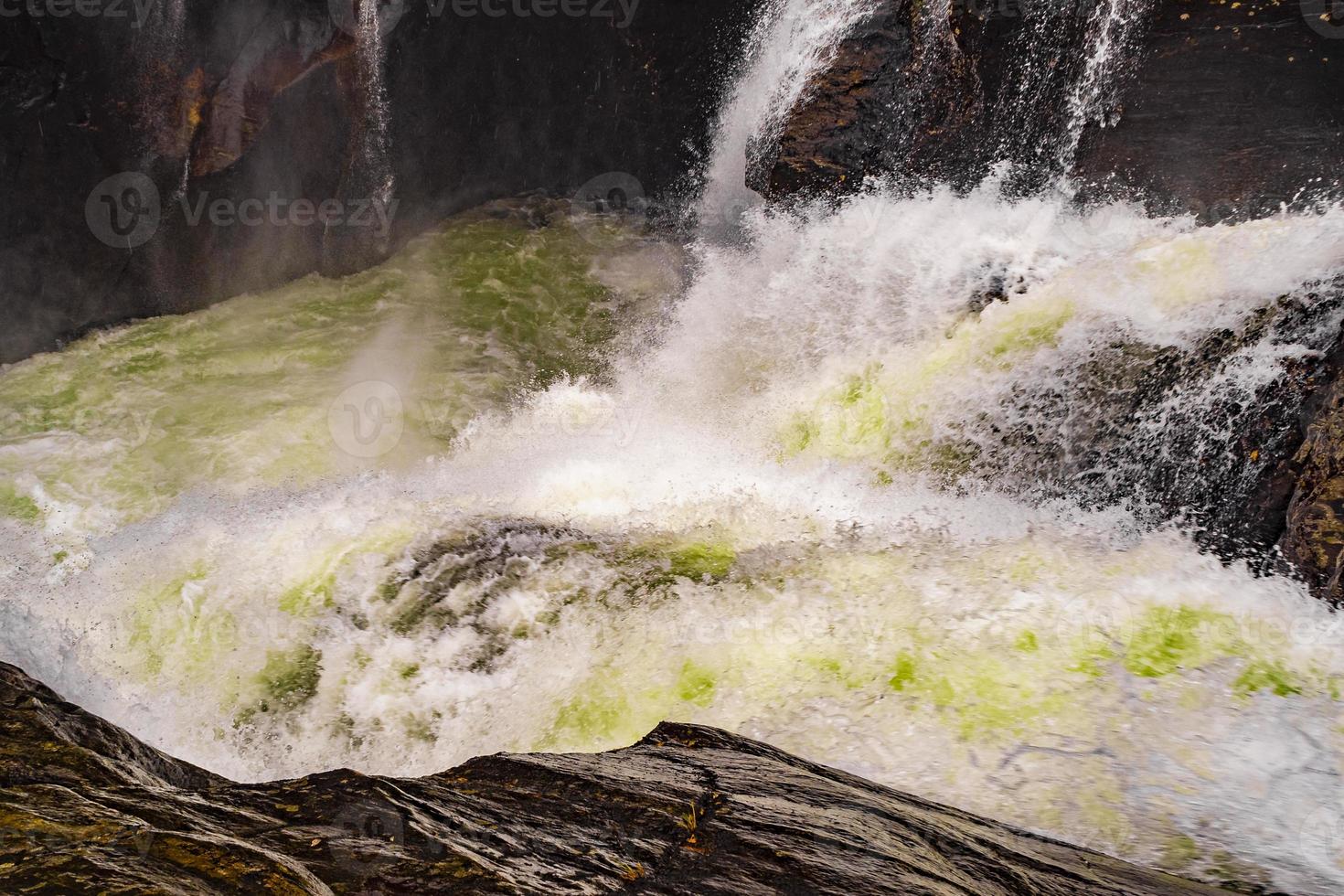 Río que fluye rápido en las cascadas rjukandefossen, hemsedal, Noruega foto